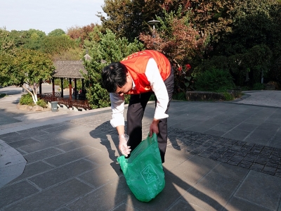 “清捡垃圾·共促文明”志愿活动